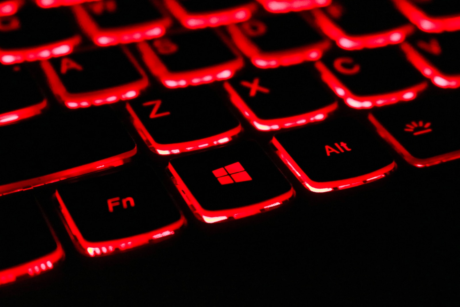 Un clavier rétro éclairé permet de voir les touches dans l'obscurité